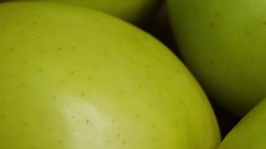 Yeşil elma kabuğu, makro video çekimi. Reinette Simirenko çeşitlerinden elmalar, yakın plan..