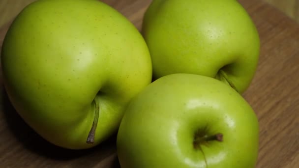 Tres Manzanas Verdes Maduras Una Superficie Madera Cerca Frutas Rotativas — Vídeo de stock