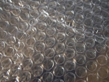 Baloncuk ambalajı kırılgan eşyaları paketlemek için kullanılan şeffaf plastik bir malzemedir. Düzenli aralıklarla, hava dolu yarımküreler (kabarcıklar) kırılgan nesneler için yastık sağlar.