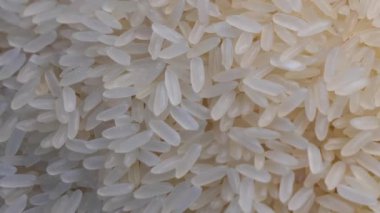 Beyaz pirinç taneleri, makro video. Pirinç, tam çerçeve.