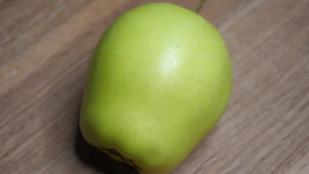 Jedno Jabłko Drewnianej Powierzchni Zbliżenie Złoto Odmiany Apple — Wideo stockowe