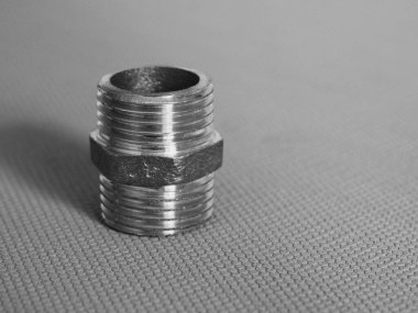 Pirinç meme ucu, soğuk ve sıcak su tedarik sistemleri, ısıtma ve sıhhi tesisat ekipmanları kurulurken aynı çaptaki boruları aynı çapa bağlamak için kullanılır..