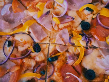 Jambonlu pizza, domates, tatlı biber ve zeytin, yakın çekim..