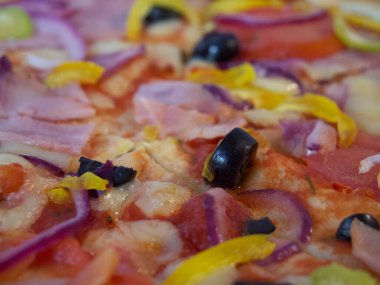 Jambonlu pizza, domates, tatlı biber ve zeytin, yakın çekim..