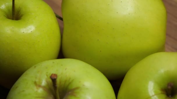 Cuatro Manzanas Variedad Reinette Simirenko Una Superficie Madera Cerca Frutas — Vídeos de Stock