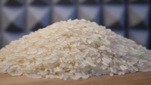 Grãos Arroz Rotativos Fechar Vista Arroz Cru Mesa Madeira — Vídeo de Stock