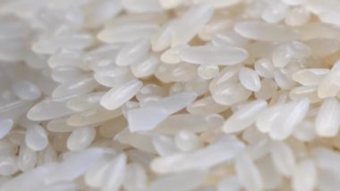 Beyaz pirinç taneleri, makro video. Pirinç, tam çerçeve.