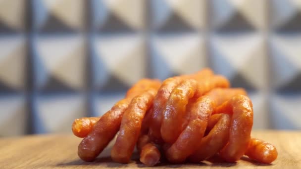 Saucisses Polonaises Traditionnelles Kabanos Sur Une Surface Bois Tournante Macro — Video