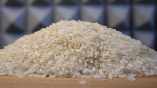 Granos Arroz Giratorios Cerrar Vista Arroz Crudo Sobre Mesa Madera — Vídeos de Stock