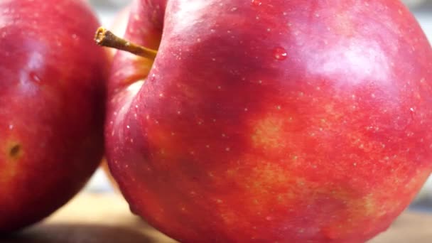 三个红苹果关门了 狂欢节是一个克隆繁殖的苹果品种 具有温和的甜味和条纹或斑斑的外观 — 图库视频影像