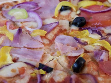 Jambonlu pizza, domates, tatlı biber ve zeytin, yakın çekim..