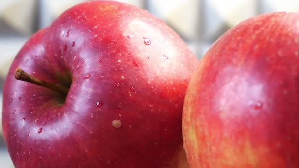 Två Röda Äpplen Nära Håll Galaäpplen Roterande Frukter — Stockvideo