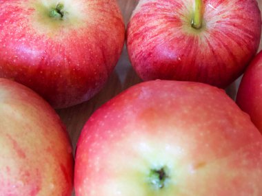 Gala ve Ligol çeşitlerinin olgunlaşmış kırmızı elmalarının Macro fotoğrafı. Apple yakın çekim.