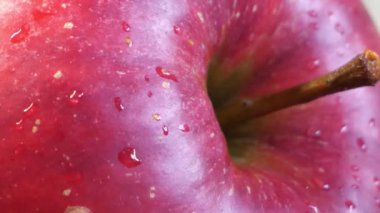 Elma kabuğuna bir damla su, yakın plan. Kırmızı Elma.