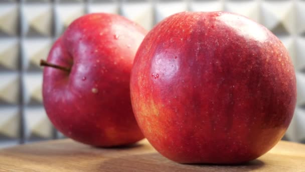 Dos Manzanas Gala Una Superficie Madera Giratoria Primer Plano — Vídeo de stock