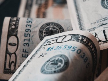 Kapanışta 50 dolar değerinde banknotlar. Amerikan kağıt parası.