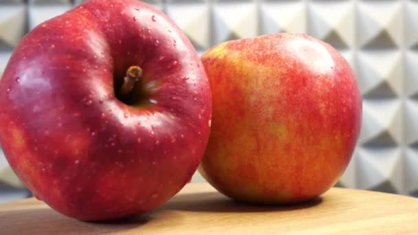 Dos Manzanas Gala Una Superficie Madera Giratoria Primer Plano — Vídeo de stock
