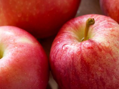 Gala ve Ligol çeşitlerinin olgunlaşmış kırmızı elmalarının Macro fotoğrafı. Apple yakın çekim.