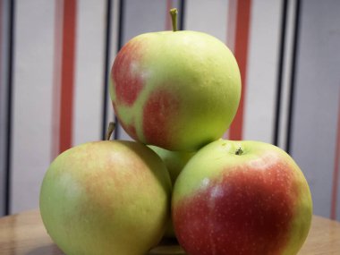 Bir demet sulu kırmızı kenarlı elma, yakın çekim. Olgun meyve.