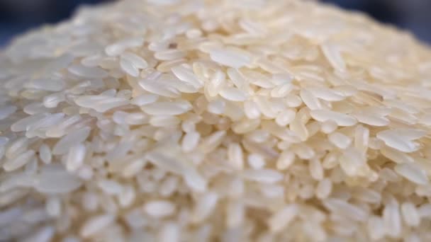 闭塞观看白色未煮熟的米饭旋转的视频 侧视图 — 图库视频影像