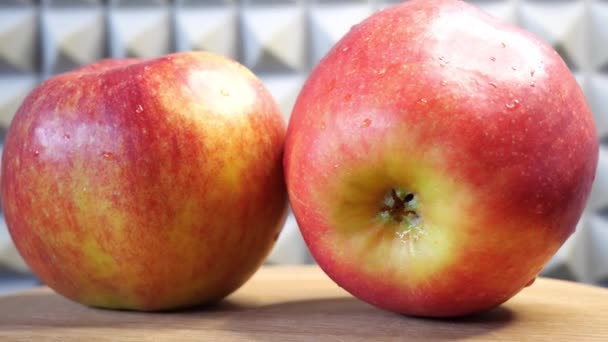 Dos Manzanas Gala Una Superficie Madera Giratoria Primer Plano — Vídeos de Stock