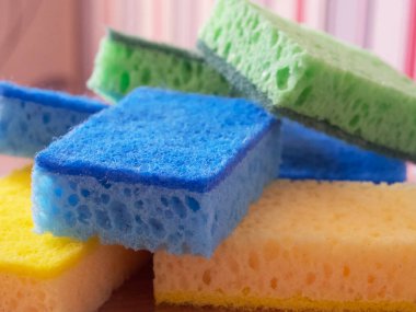 Birkaç tane mavi, sarı ve yeşil renkli sünger, yakın çekim..