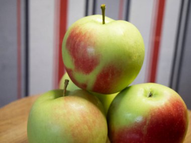 Bir demet sulu kırmızı kenarlı elma, yakın çekim. Olgun meyve.