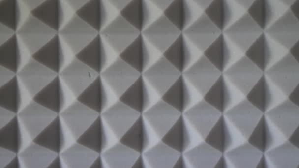 隔音泡沫的金字塔的特写 噪声抑制工具 灰色声学泡沫 声学泡沫是一种用于声学处理的开放式蜂窝泡沫 它减弱了空气中的声波 — 图库视频影像