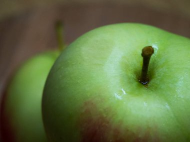 Büyük yeşil bir elma, yakın çekim. Islak elma..