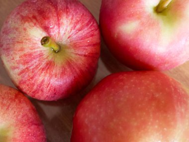 Gala ve Ligol çeşitlerinin olgunlaşmış kırmızı elmalarının Macro fotoğrafı. Apple yakın çekim.
