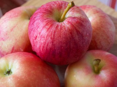 Ligol ve gala çeşitlerinden birkaç elma, yakın çekim..