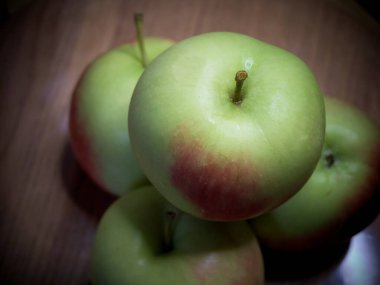 Bir demet sulu kırmızı kenarlı elma, yakın çekim. Olgun meyve.