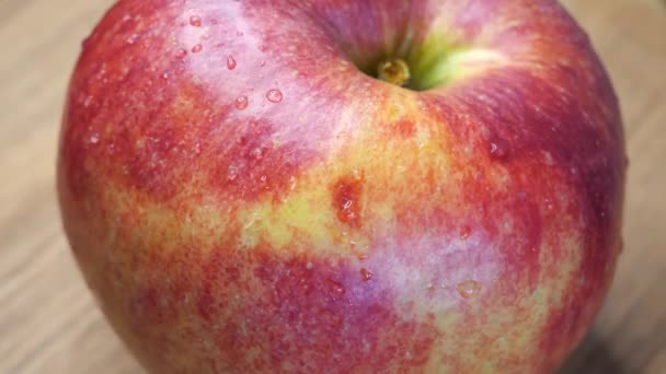 Vackert Rött Äpple Närbild Apelsinfruktsgala Rotation — Stockvideo