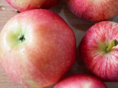 Gala ve Ligol çeşitlerinin olgunlaşmış kırmızı elmalarının Macro fotoğrafı. Apple yakın çekim.