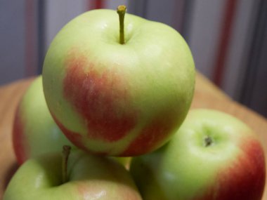 Bir demet sulu kırmızı kenarlı elma, yakın çekim. Olgun meyve.