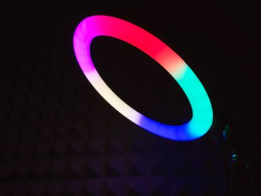 RGB lambasının ışığı, yakın çekim. Yüzük lambası.