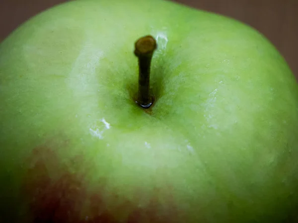 Ein Großer Grüner Apfel Eine Nahaufnahme Ein Nasser Apfel — Stockfoto