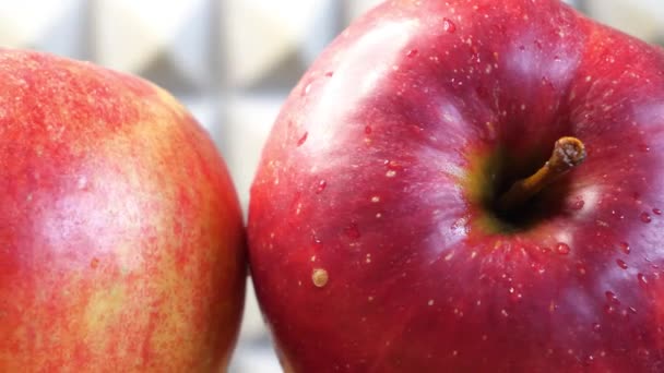 Zamykamy Dwa Czerwone Jabłka Galowe Jabłka Owoce Obrotowe — Wideo stockowe