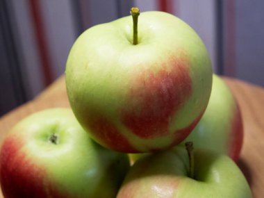 Bir demet sulu kırmızı kenarlı elma, yakın çekim. Olgun meyve.