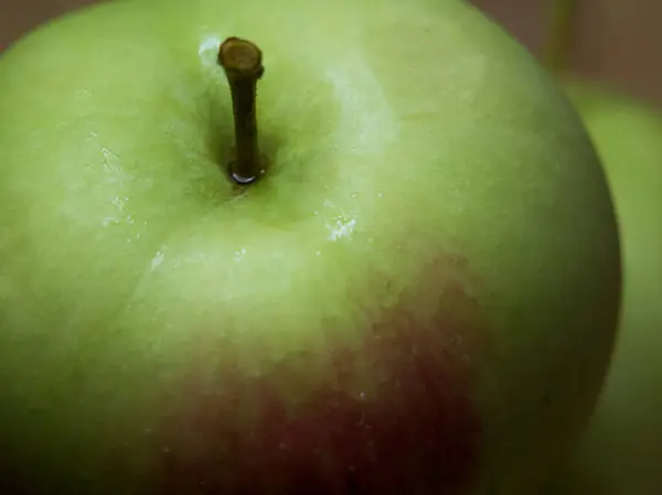 Ein Großer Grüner Apfel Eine Nahaufnahme Ein Nasser Apfel — Stockfoto