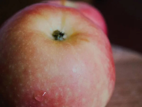 Ein Reifer Apfel Der Sorte Ligol Eine Nahaufnahme — Stockfoto