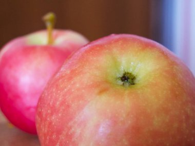 Ligol cinsinden iki olgun elma, yakın çekim..