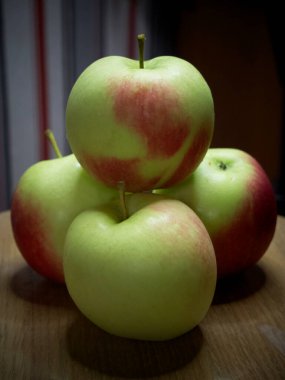 Bir demet sulu kırmızı kenarlı elma, yakın çekim. Olgun meyve.