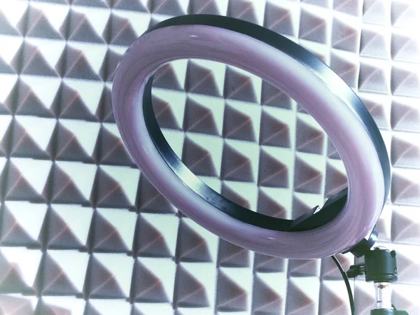Ses Geçirmez Köpük Kauçuğun Arka Planında Rgb Lambasını Çal — Stok fotoğraf