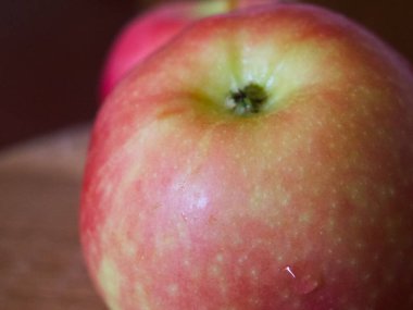 Ligol cinsinden olgun bir elma, yakın çekim..