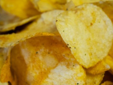 Baharatlı patates cipsi, yakın çekim. Kızarmış patates..