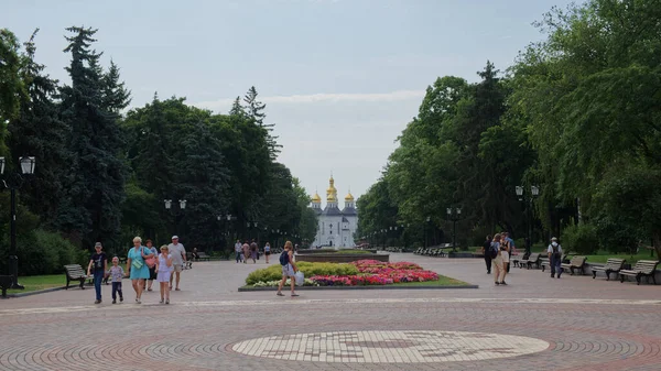 ウクライナのチェルニヒフ 2021年7月19日 チェルニヒフの英雄の路地 人々は夏の日に路地を歩く — ストック写真