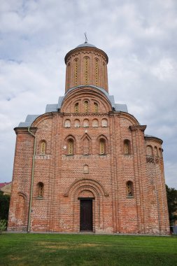 Ukrayna 'nın Chernihiv şehrindeki ortaçağ tuğla kilisesi. Ortaçağ mimarisi. Bulutlu bir günde kilise. Chernihiv 'deki Cuma Kilisesi (daha doğrusu: St. Paraskevi Kilisesi Cuma günü Torg' da).