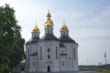 Ukrayna 'nın Chernihiv kentindeki St. Catherine Ortodoks Kilisesi' nin üzerinde güzel bulutlu bir gökyüzü. Ukrayna barok mimarisinin bir örneği.