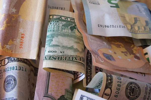 Kağıt para ve avro, yakın plan. Dolar ve avro birbirine karışmış..